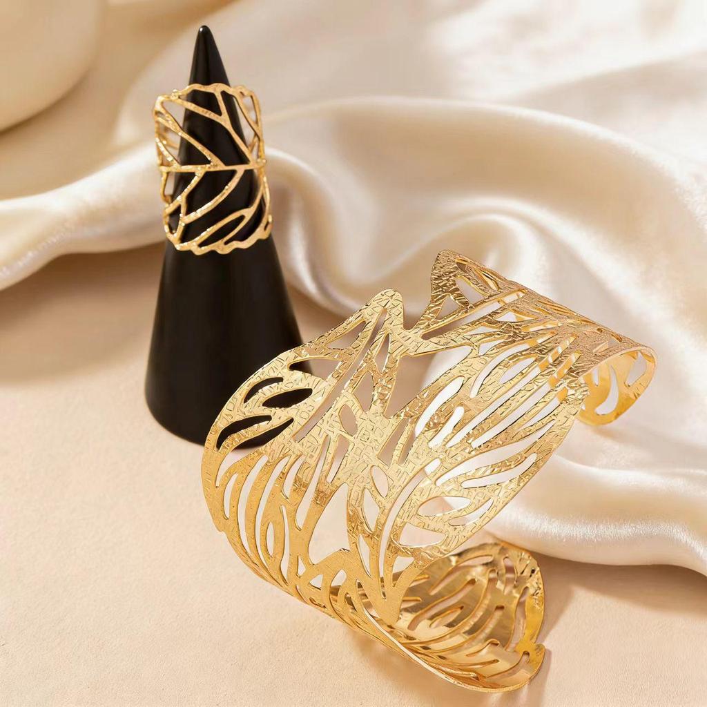 Vintage Leaf-Inspired Hollow Line Bracelet & Ring Set – Elegant European & American Fashion Jewelry