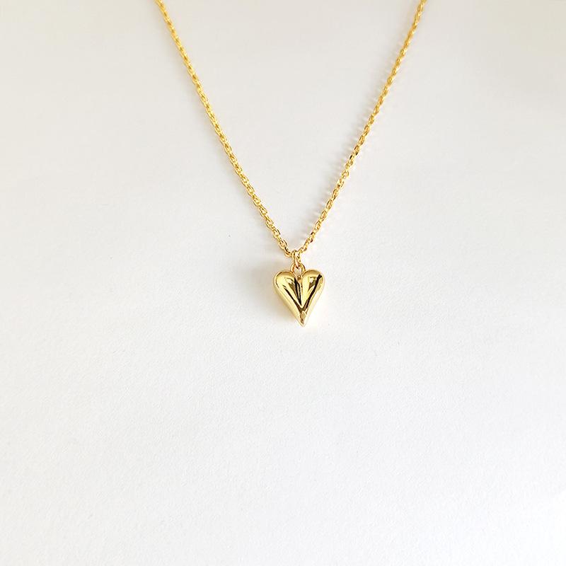 

Ожерелье Love для женщин, цепочка на ключицу в виде персикового сердца, простой дизайн, ожерелья для темперамента, новинка 2025 года золотой