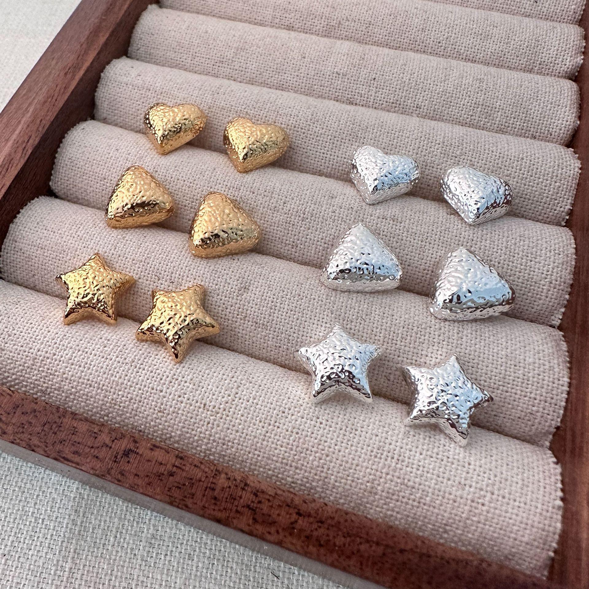 

2024 Minimalist Heart Stud Earrings: Versatile Niche Design for Women