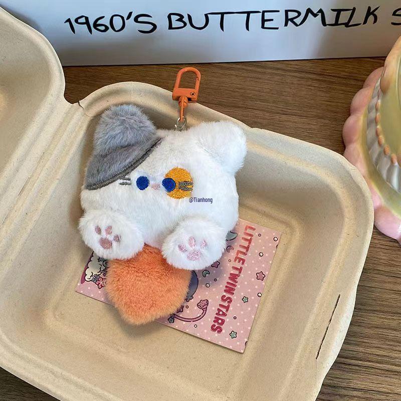 Niedlicher Plüsch Katze Schlüsselanhänger mit langem Schwanz: Weiche Puppen Rucksack Zubehör