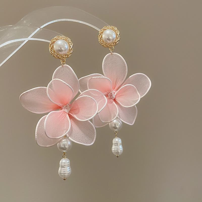 Boucles d'oreilles bohèmes roses à fleurs de perles de rocaille et pompons de perles