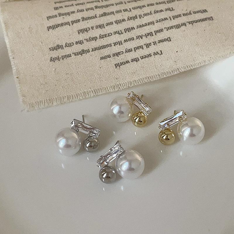 Zircon Pearl Metal Ball Stud Earrings - Light Luxury, Exquisite Design, Versatile Fashion for Women.