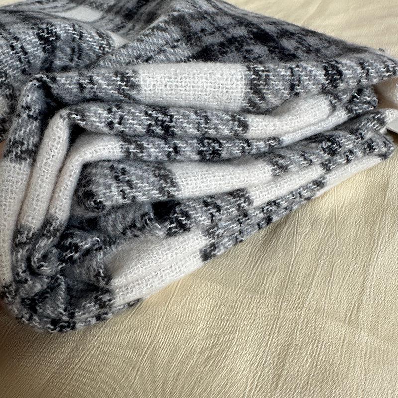 Luochi Korean-Style Retro Plaid Scarf: Warm, Versatile, and Stylish Shawl for Women, Perfect for Autumn/Winter.