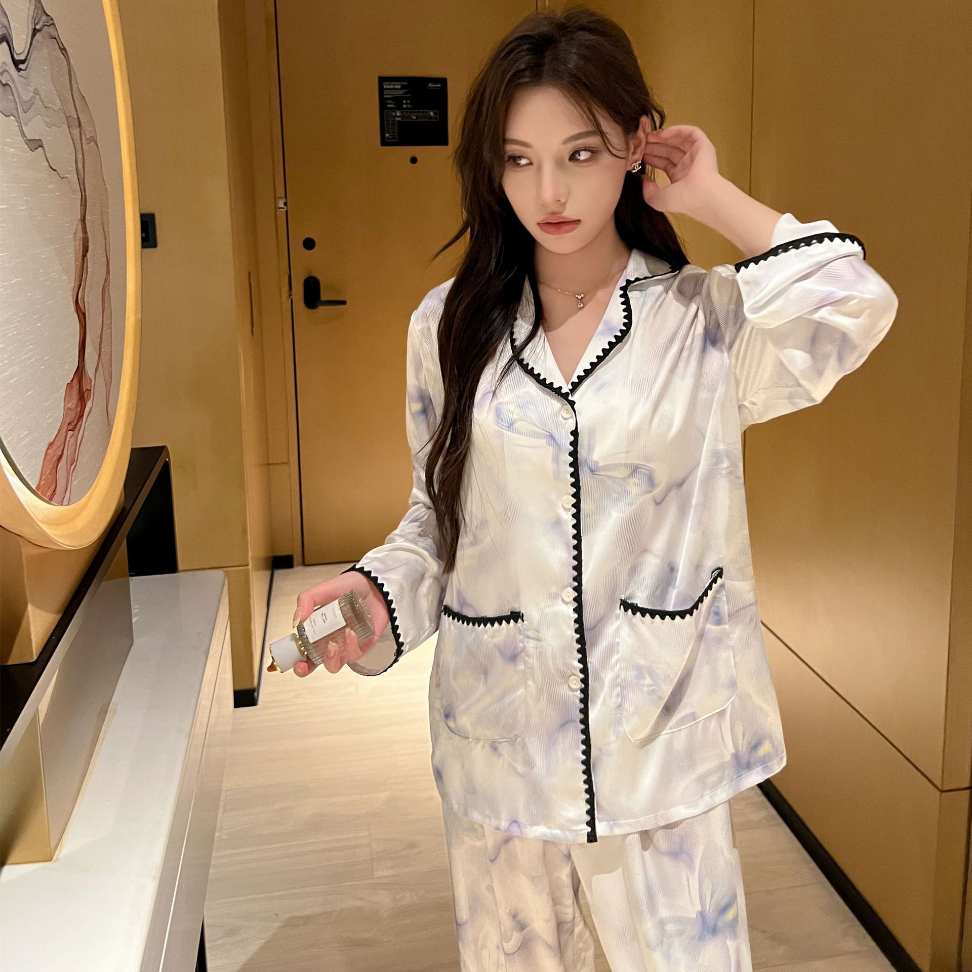 

Летняя новая стильная удобная легкая роскошная высококачественная пижама из ледяного шелка для женщин с длинными рукавами и брюками L белый