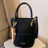 Fashion and high-value retro small bag women's winter new casual messenger bag portable bucket bag small bag
