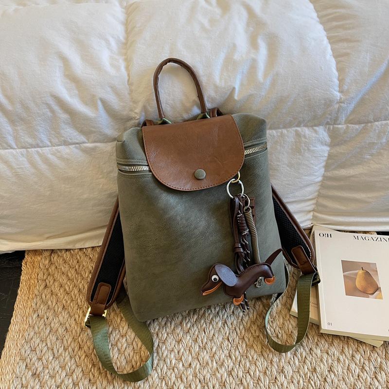 Eine High-End-Handtasche und ein modischer Rucksack mit einer Kombination aus Rucksack für den täglichen Weg