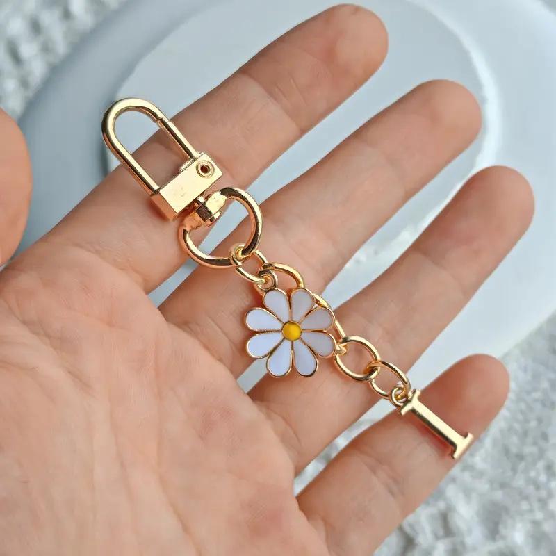 Metal Daisy Letter Keychain Fashion A-Z 26 Letters Keyring Charms Mobile Phone Key Holders Bag Pendant Accessories Couple Gift