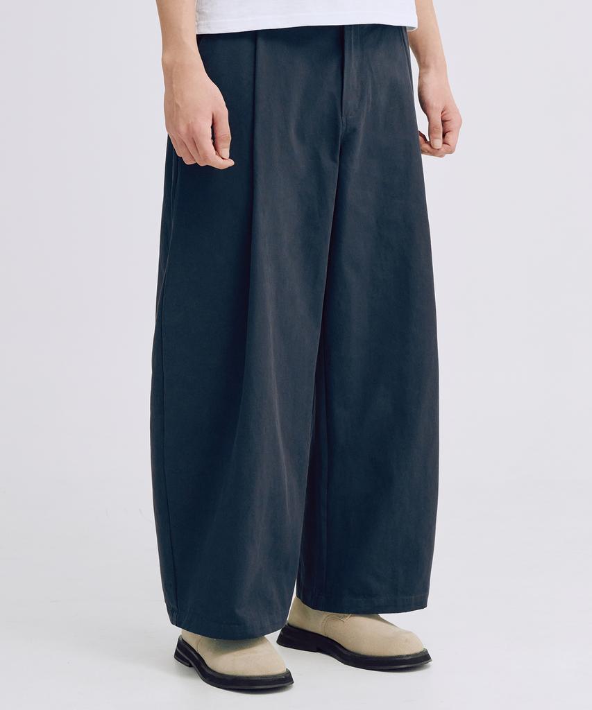 TAKEASY One-Pleat Barrel Fit Cotton Pants (Navy)