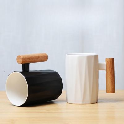 Nordischer Keramikbecher mit Holzgriff Literarischer Wasserbecher Kaffeetasse Feiertags-Event-Geschenk