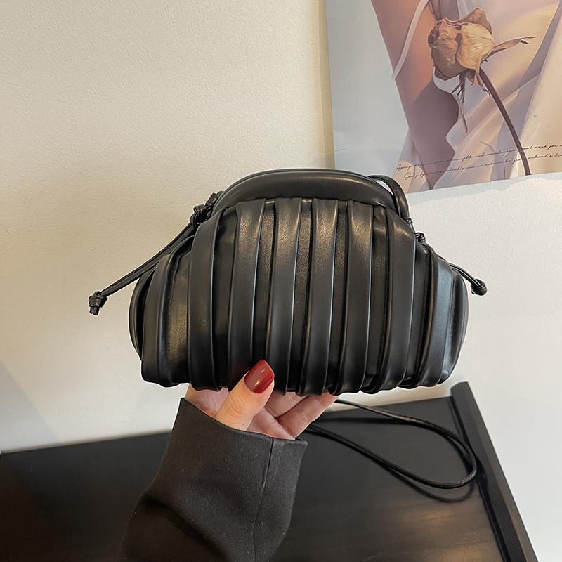 Ielgy Ladies Fashionable Pleated One-Shoulder Cloud Bag Simple Classy One-Shoulder Messenger Shell Bag
