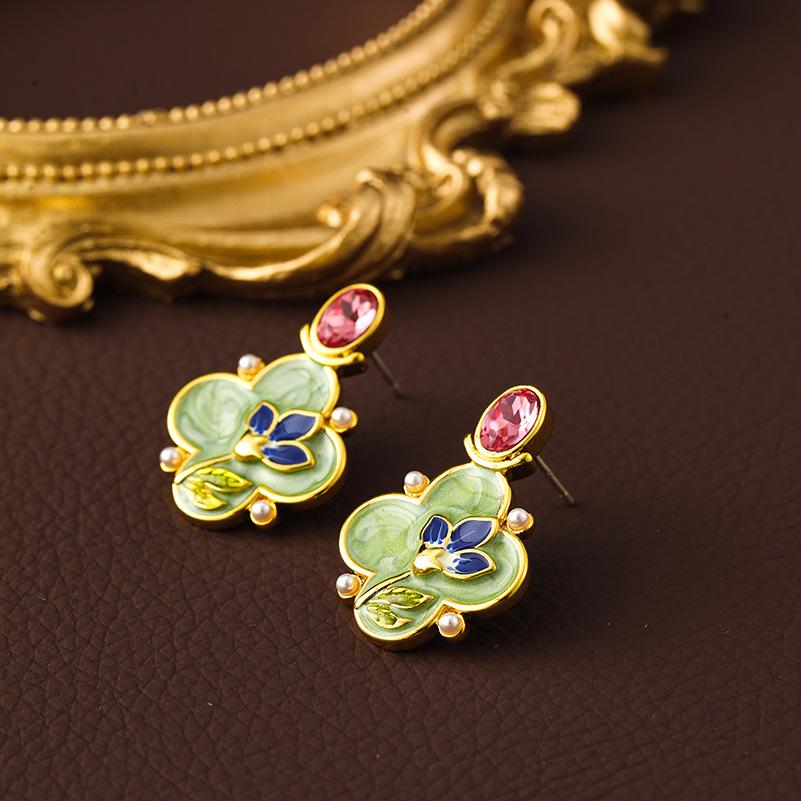 

Antique-Style Enamel Flower Oil Painting Pearl Stud Earrings: Niche Literary Retro Luxury for Autumn/Winter