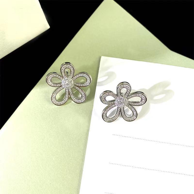 Boucles d'oreilles tendance à clous fleur ajourée en cristal brillant pour femmes Couleur Mignon Doux Fête Nouvelle Mode Bijoux Cadeau pour fille