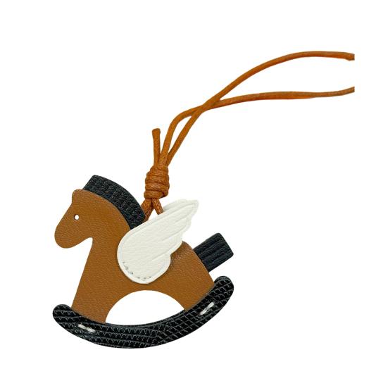 Väskhänge Miljövänlig Gunghästnyckelring i konstläder med repsnodd Vingdesign Väskor Biltillbehör