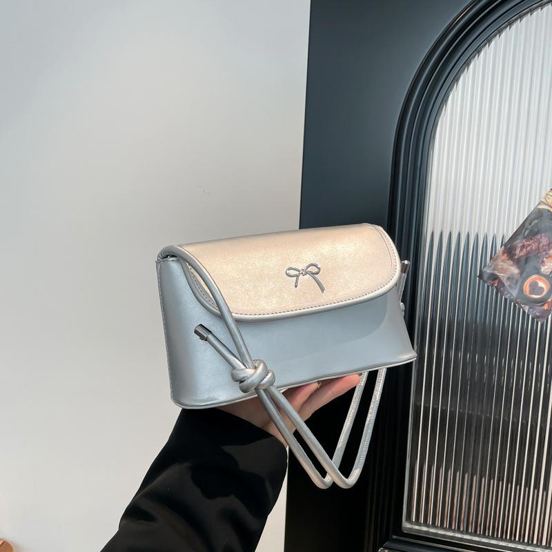 

French texture women s small square bag 2025 winter Korean version trendy fashion shoulder bag simple and versatile underarm women s bag серебряный