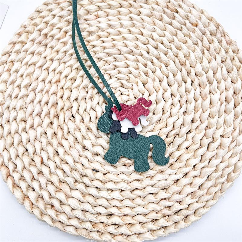 

Year of the Horse Leather Keychain Pendant for Bags & Backpacks 9x7 cm темно-зеленого