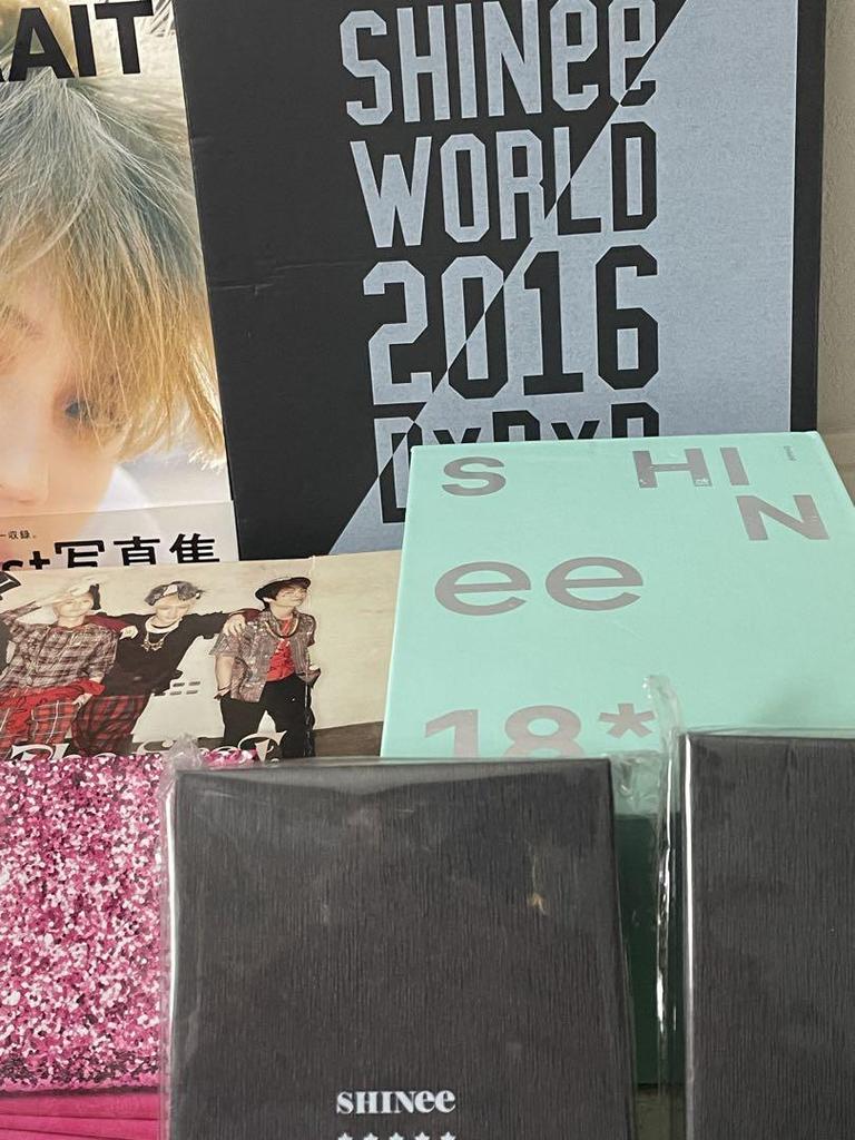 [USED] (Approximately 60 Items) SHINee CD Penlight Goods and Other Set