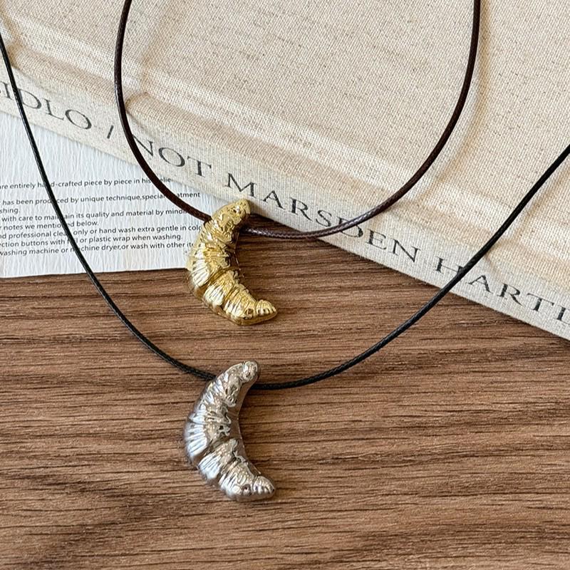 Collar con Colgante de Croissant Estilo Coreano - Cadena Larga Minimalista para Suéter para Mujer, Perfecto para Otoño/Invierno.
