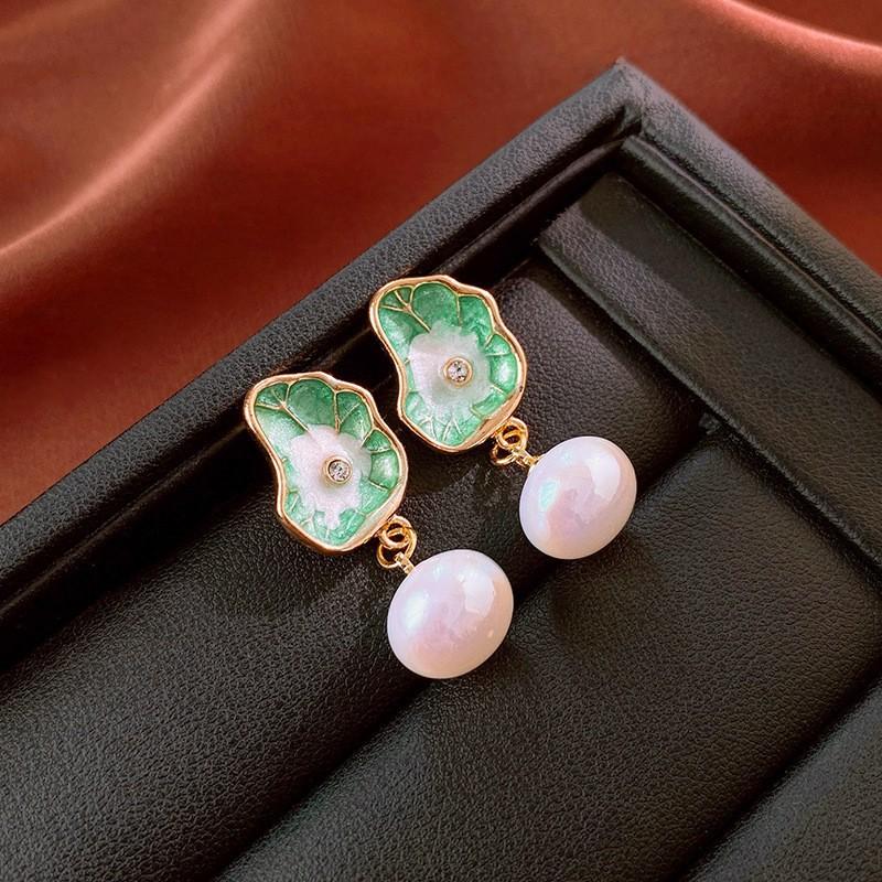 Medieval Silver Needle with Diamonds, Dripping Oil, Flower Pearl Earrings, Temperament, Court Style Stud Earrings, Light Luxury and High-end Earrings.