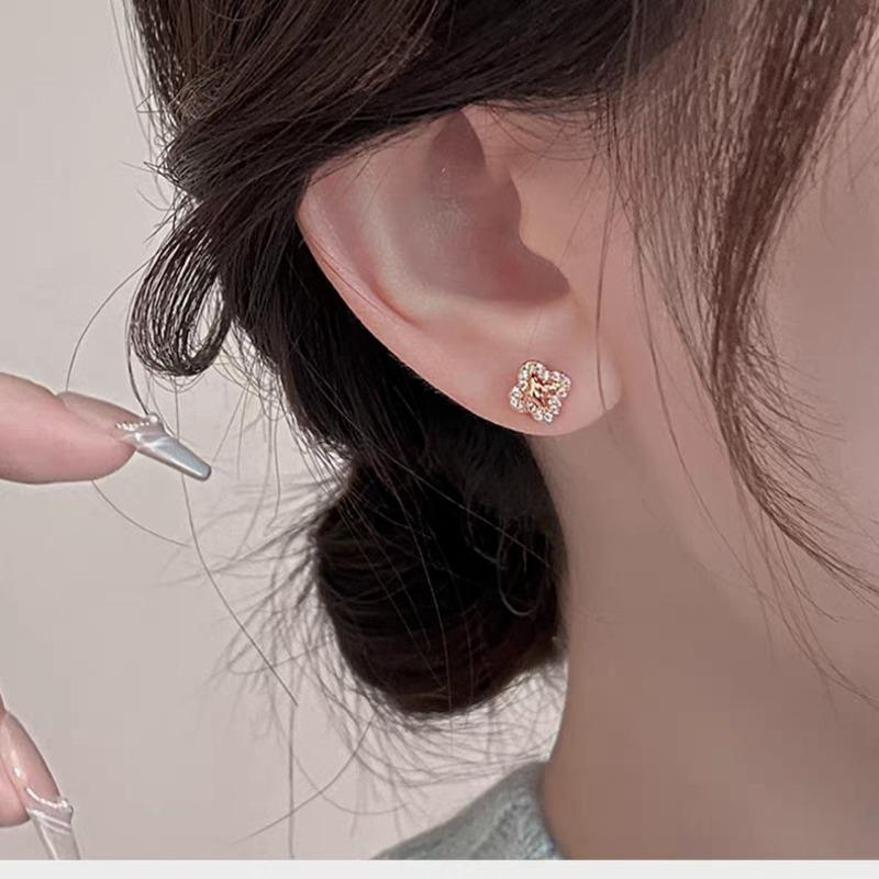 Nouvelles Boucles d'Oreilles Trèfle à Quatre Feuilles Mode Classique Luxe Léger Sens Senior de Petites Boucles d'Oreilles Délicates