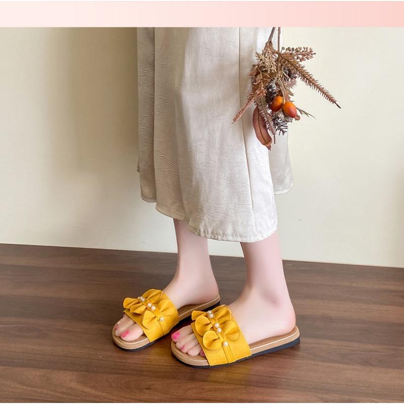Flat-bottomed one-word drag shoes for women's summer wear, new with skirt, soft-soled casual beach sandals