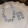 Runder Blumenschmuck-Set mit Ohrringen und Halskette mit quadratischem Diamant-Inlay - Luxusschmuck für Damen