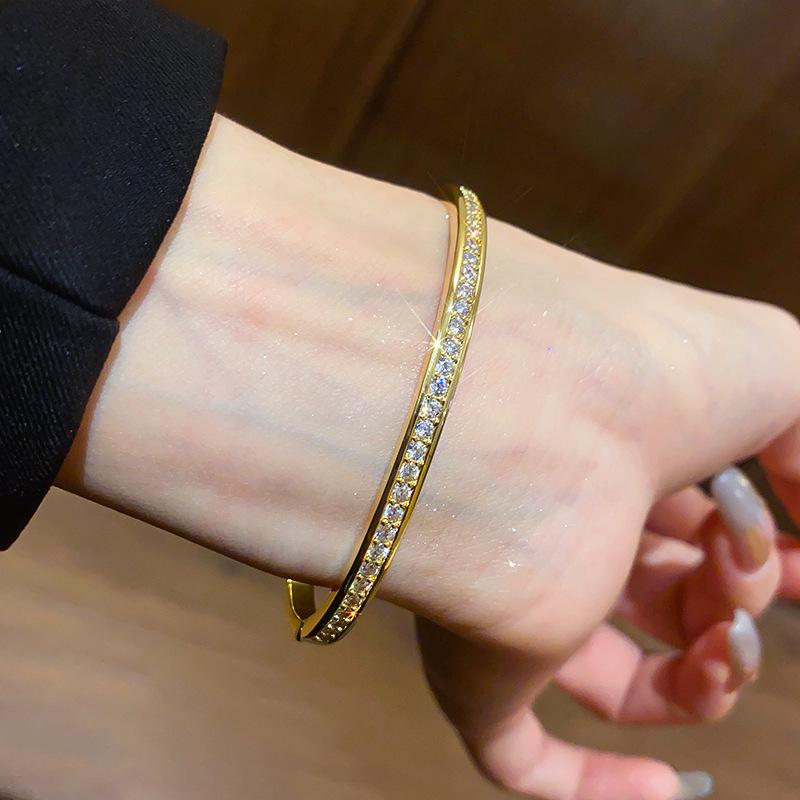 Zircon Round Buckle Bangle: Retro Court Style, Light Luxury Temperament Women's Bracelet