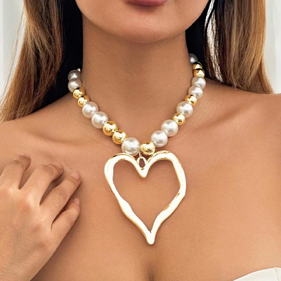 

Exaggerated Big Hollow Love Heart Pendant Choker Necklace Women 2026 Trend Imitation Pearl Beads Chain Grunge Jewelry Steampunk