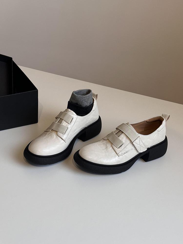 

Версия из овчины~ Лоферы на платформе в британском стиле на липучке женские на одной педали 2025 удобный толстый каблук бесшумные маленькие кожаные туфли 40