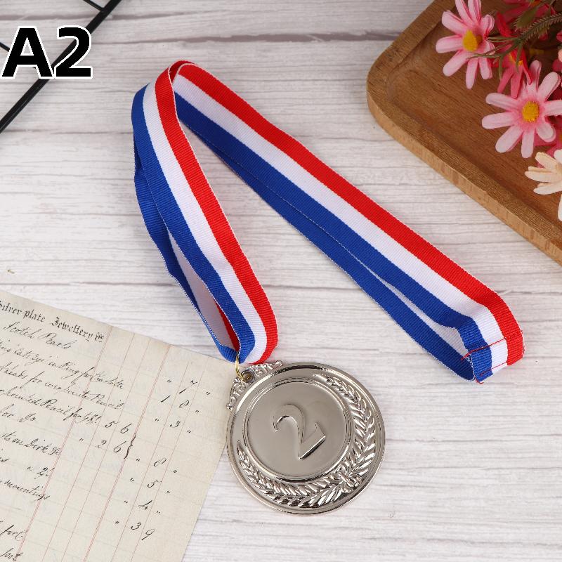 Kovové medaile s krční stuhou ve stylu zlaté, stříbrné a bronzové barvy pro sport, akademické soutěže nebo jakoukoli jinou soutěž Průměr