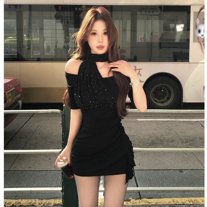 Black neck dress female Xia Yu sister wind slanted shoulders exposed collarbone, hip wrap, slim and thin temperament advanced sense S