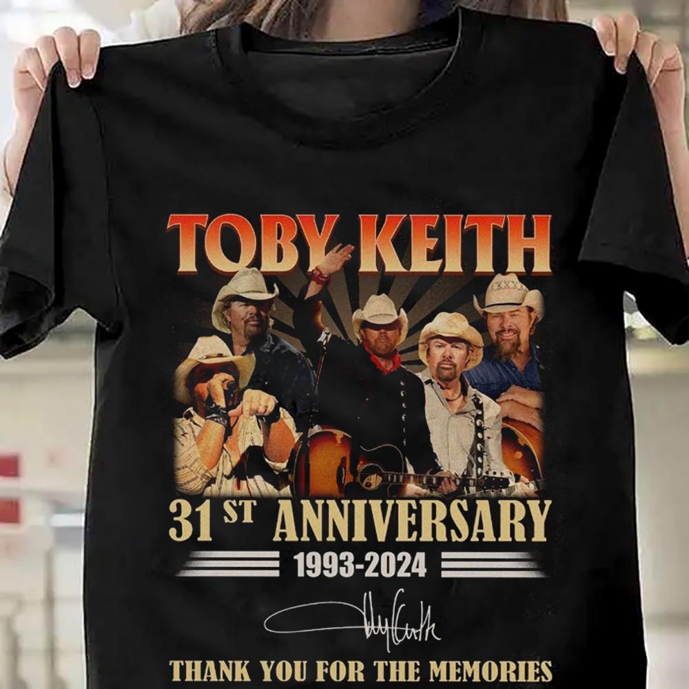 

Toby Keith 1993 - 2024 Heavy Cotton Black Full Size Unisex Shirt KN086 Unisex T-Shirt M