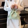 New small bag, portable texture bucket bag, fashionable weaving 2025 backpack, chain bag, women's woolen goods.