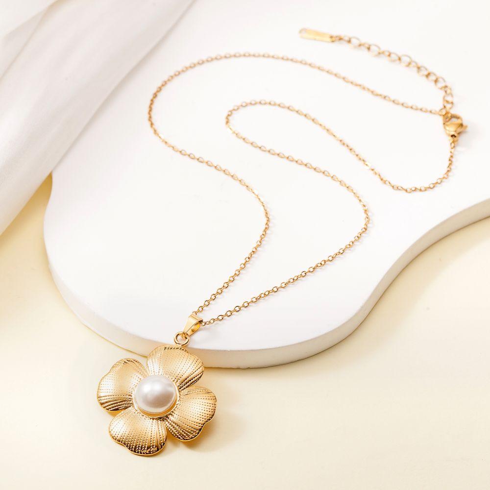 TOHM Fashion Jewelry Stainless Steel Necklace with Pearl,elegantl Flower Clavicle Chain for Women Non-fading Plated with Gold