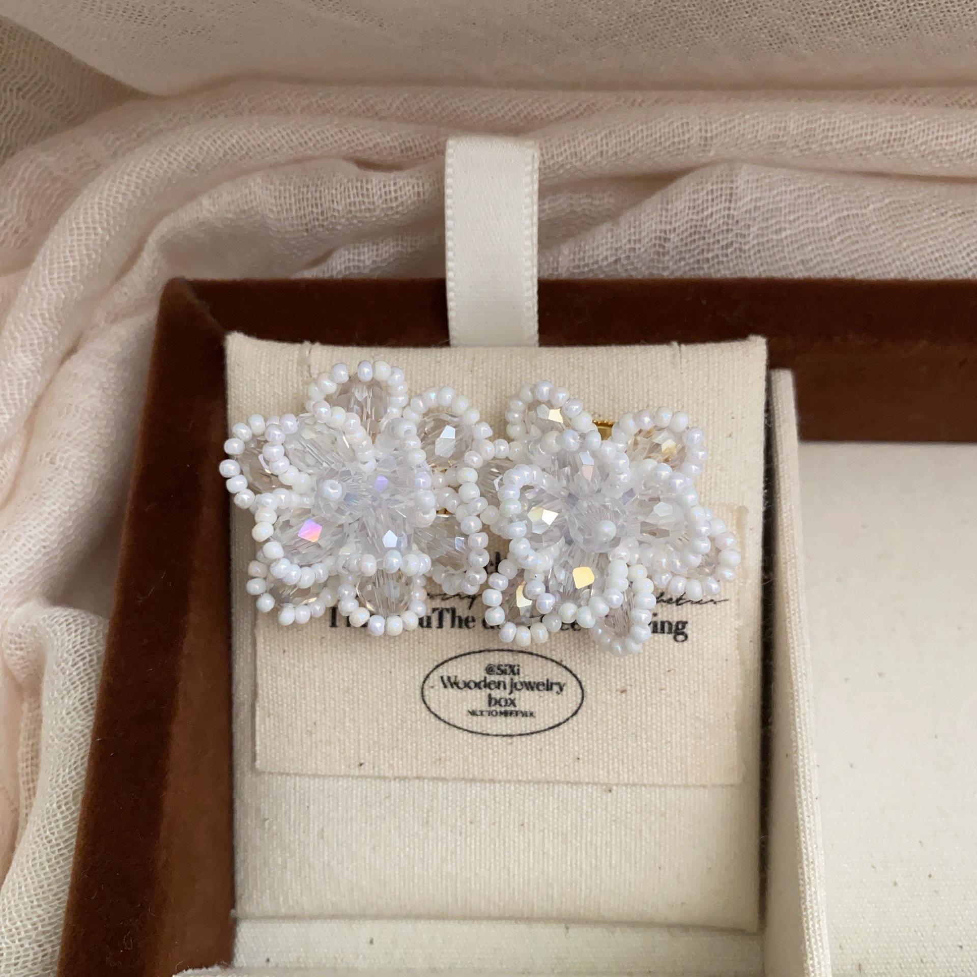 

New super fairy sweet crystal flower stud earrings fresh and cute girl beaded earrings niche versatile earrings