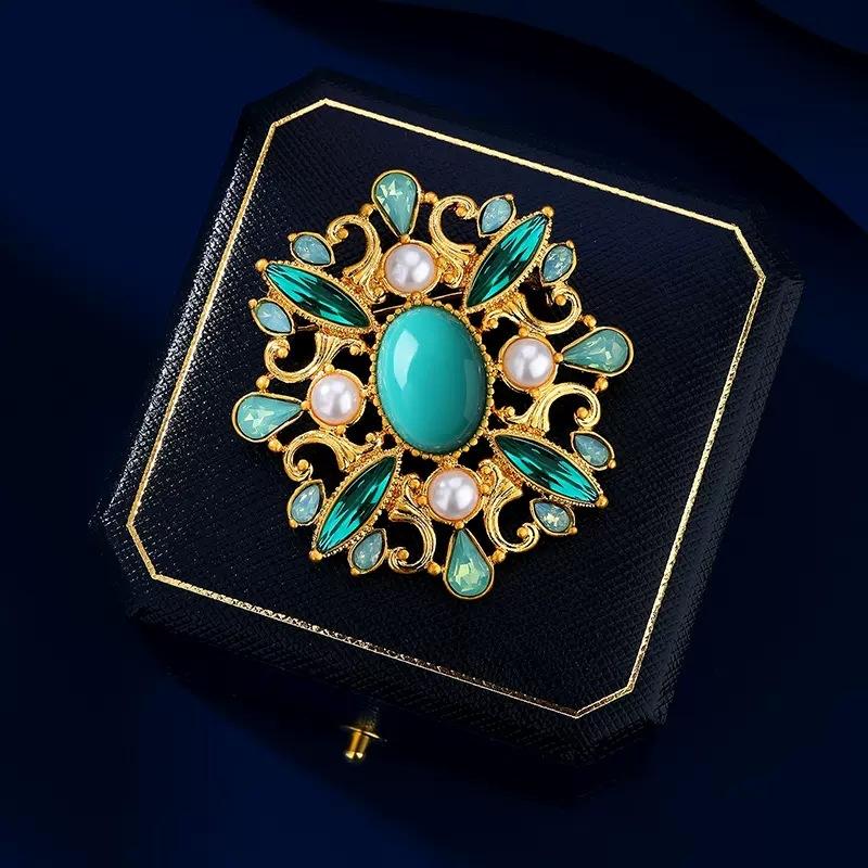 Baroque Ancient Rhyme Brooch Hollow Court Pattern Pearl Corsage Women'S National Tide Retro Light Luxury High-End Dress Pin