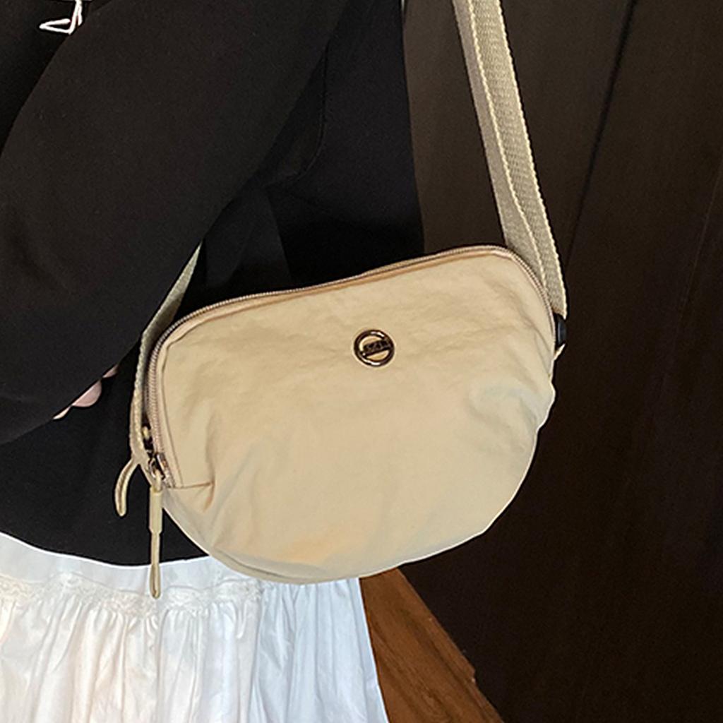 Multi-color shoulder bag with the same shoulder messenger bag will be sent on behalf of the new niche portable high-end large-capacity trend.