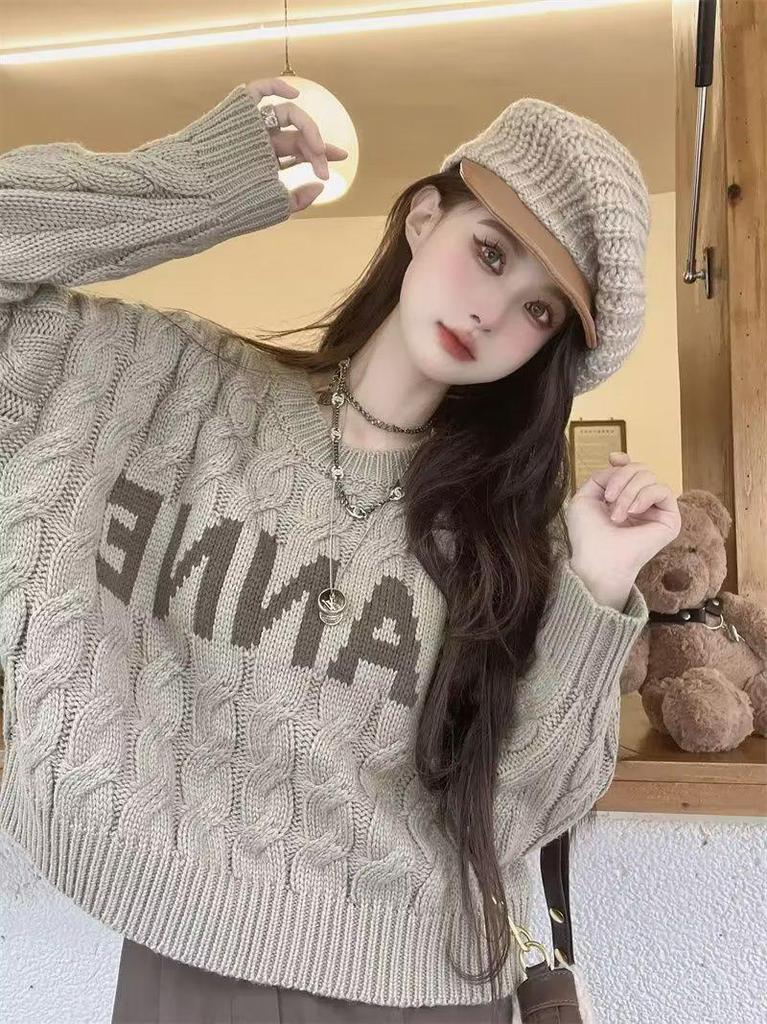 Women's Retro Knit Sweater - Round Neck, Hong Kong Style, Autumn/Winter 2025 Collection
