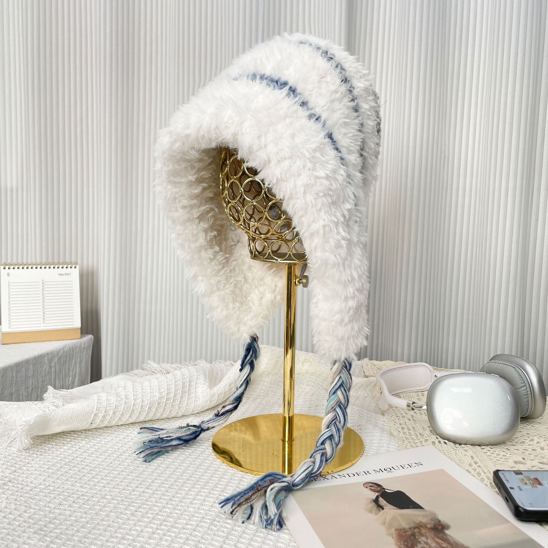 

Korean-style color-blocked plush hat for women, thickened for warmth and cold protection in autumn and winter, Lei Feng hat that makes the face look A-619ch White color-block
