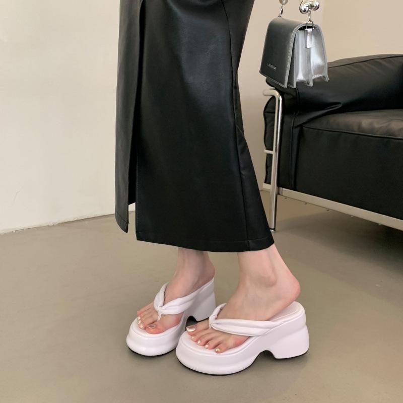 French Thick-soled Flip-flops Women's 2025 New Silver Cold Slippers, Summer Wear Beach Sandals