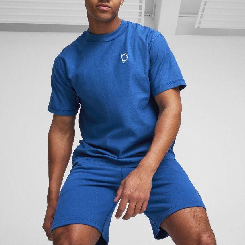 Puma تي شيرت Pivot للجنسين بتصميم مطرز بشعار كاجوال برقبة دائرية وأكمام قصيرة وكتف منسدل، تي شيرت رجالي أزرق لامع 623058-08