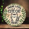 D Flat pc Vintage Round Metal Wall Sign  Cute Cat Design with There Lives a Cute Cat Here Text Rustic Iron Decorative Pla