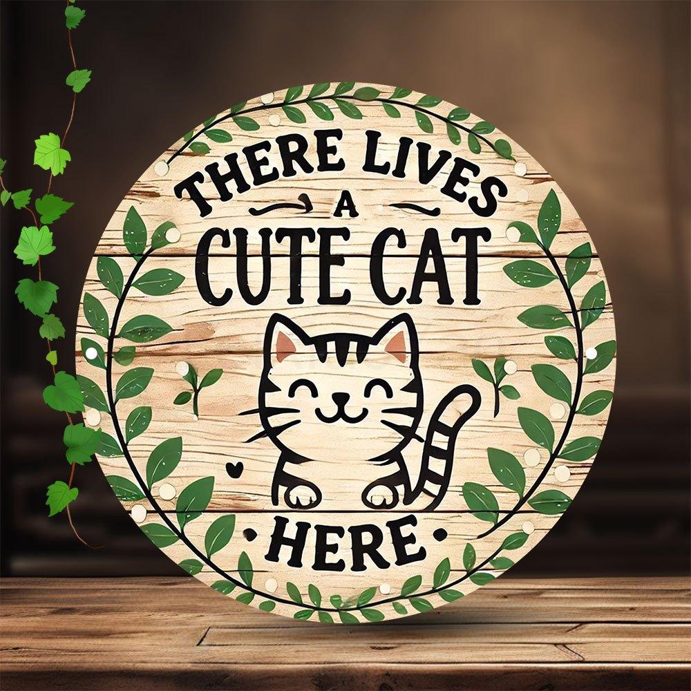 D Flat pc Vintage Round Metal Wall Sign  Cute Cat Design with There Lives a Cute Cat Here Text Rustic Iron Decorative Pla