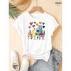 Europäische Größe, 100 % Polyester, T-Shirt mit Sommerdruck 'Crayon Playground', geeignet für die tägliche Vielseitigkeit, unverzichtbar für Outdoor-Kleidung