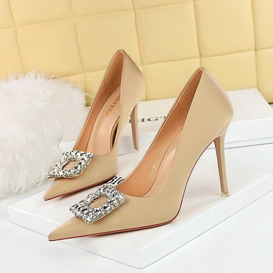 

Женские туфли на очень высоком каблуке, заостренные шелковые туфли с неглубоким горлом и ромбовидной пряжкой 43 шампанского