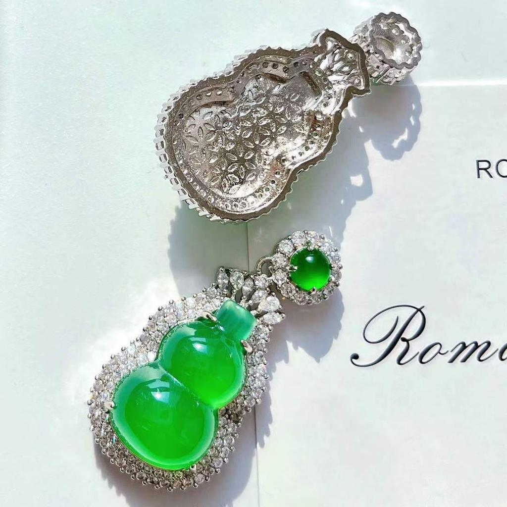 Luminous Vitreous Imperial Green Chalcedony Gourd Pendant Female Niche To Send Mother Not With A Chain