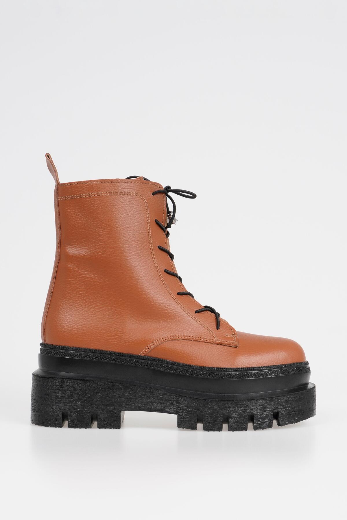 

Женские ботинки на шнуровке на высокой платформе и высокой подошве