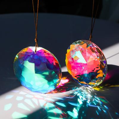 Runder Kristallglas-Prisma-Sonnenfänger zum Aufhängen, Regenbogenmacher für Fenster, Balkon, Küchengarten-Dekor SJGJ07