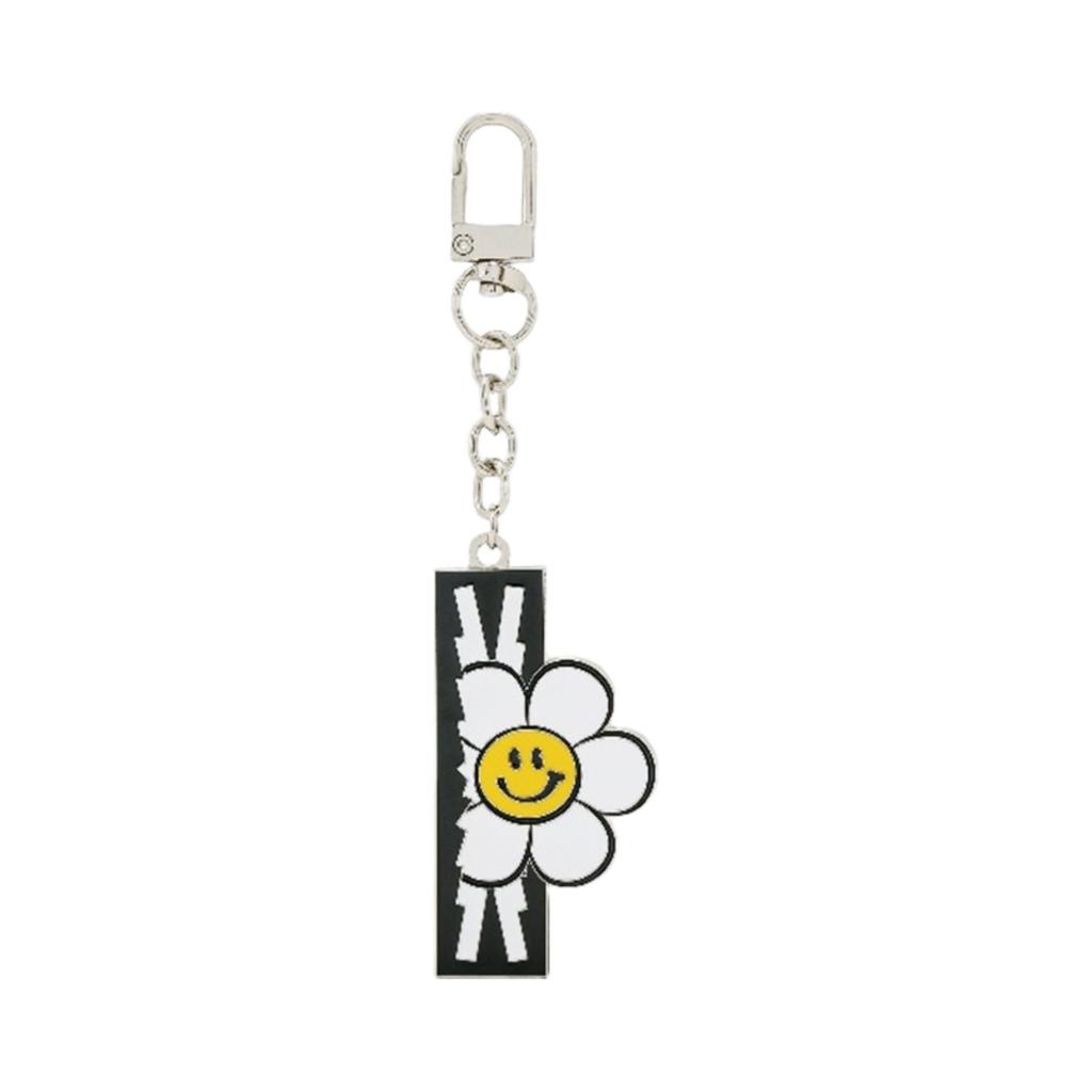 LE SSERAFIM x Wiggle Wiggle Metal Keyring
