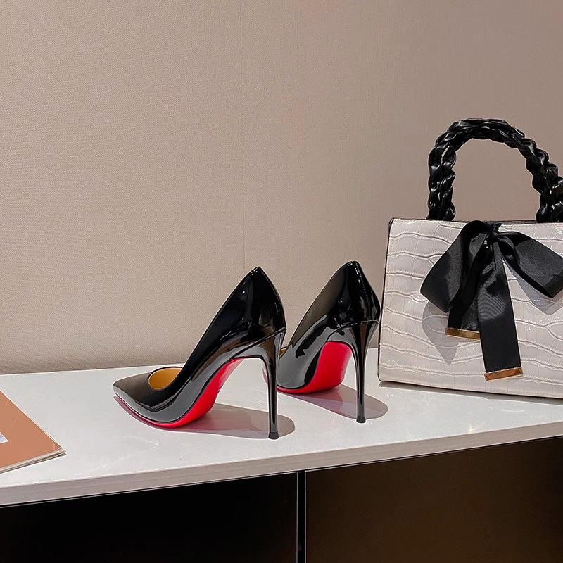 

Женские черные лаковые туфли-шпильки с красной подошвой, боковым вырезом и острым носом 34