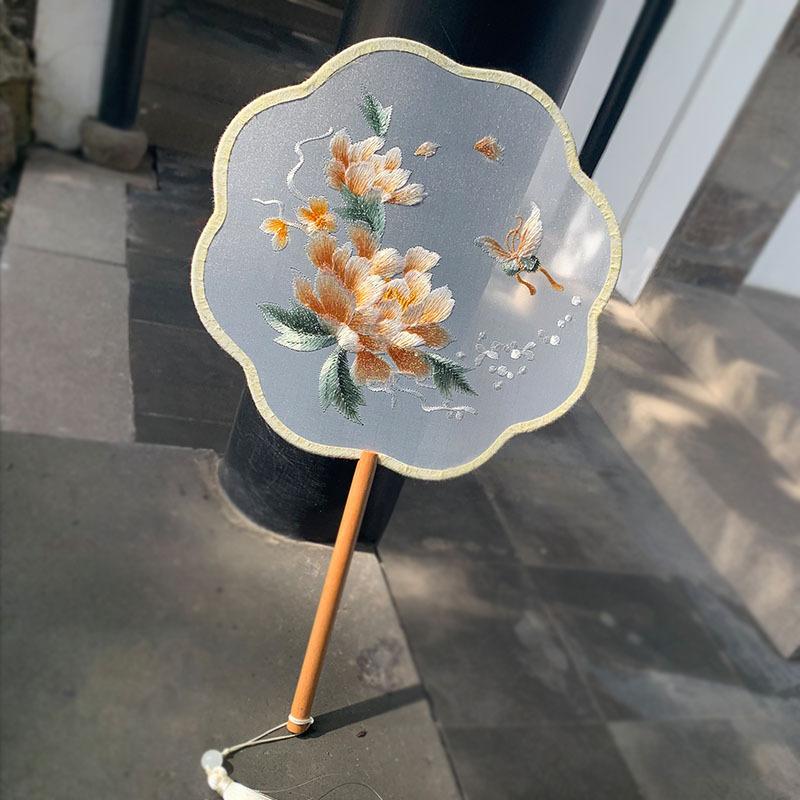 Evantai rotund brodat pe ambele fețe cu bujor auriu - Simbol al armoniei familiale și prosperității, Decor pentru costume antice.
